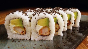 Roll Langostino - Langostino, Queso, Palta, Arroz y Sesamo por Fuera