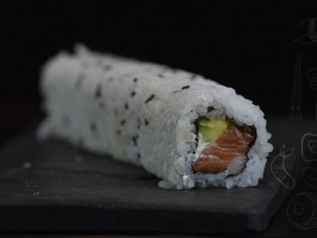 Roll Philadelfia - Salmon, Queso, Palta, Arroz y Sesamo por Fuera