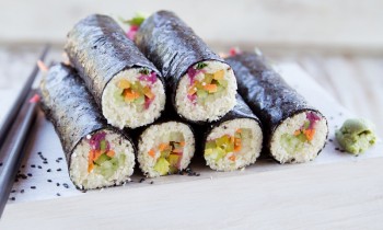 Roll Vegetariano - Palta, Queso, Pepino, Zanahoria, Arroz y Alga por Fuera