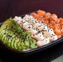 Sushi Salad de Salmon  - Base de Arroz, Salmon, Queso y Palta
